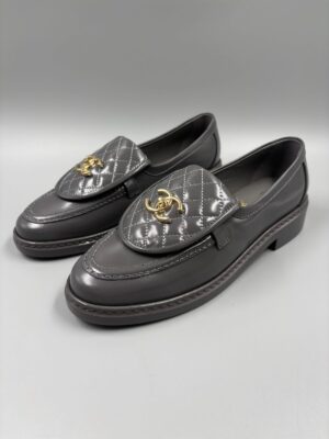 Mocasines Chanel de piel acolchada gris