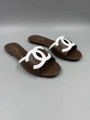 Sandalia plana Chanel CC